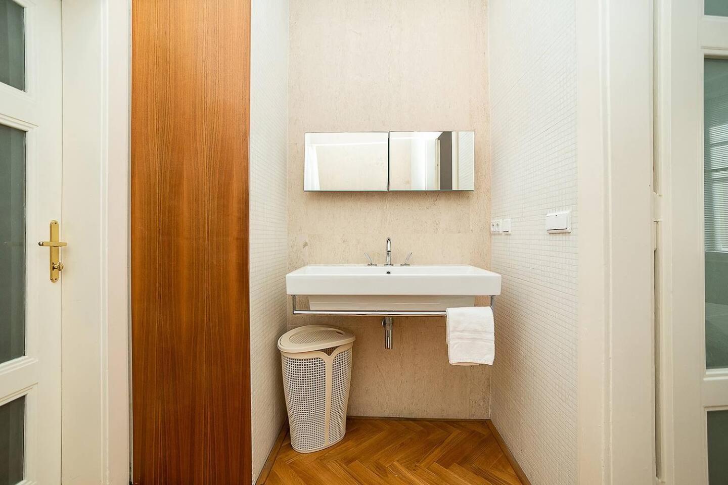 Elegant Old Town With Balcony With Free Garage Prague